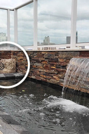 No spa, duas caixas que imitam pedra acompanham o visual da piscina.