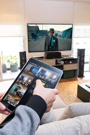 Na tela do tablet, o morador visualiza todos os ambientes do apartamento.