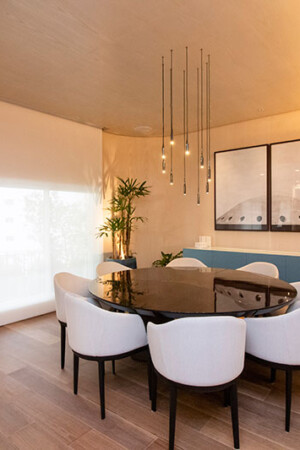 Detalhe da sala de jantar, com painel de parede para controle </br>de luzes e persianas.