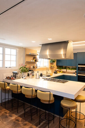 Separada do living por uma porta de correr, a cozinha também foi incluída no projeto de som ambiente.