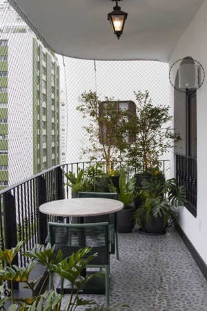 Na varanda, detalhe de uma das duas caixas acústicas para áreas externas.