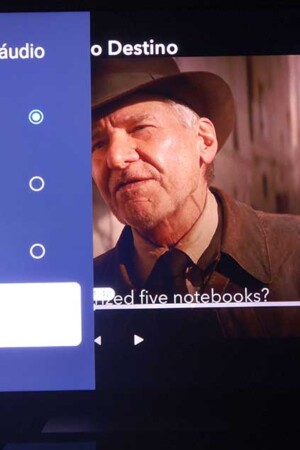 Menu da TV seleciona facilmente o tipo de áudio do filme.