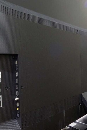 O painel de conexões é acessado pela lateral; no centro, os woofers da Onkyo.