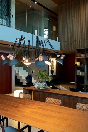 Da sala de jantar, dá para ver bem a TV de 65”, inclusive durante o dia, com as cortinas fechadas.