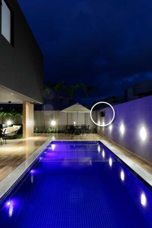 Pelo celular, os moradores comandam as caixas da piscina e a elegante iluminação decorativa.