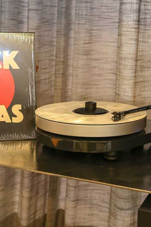 Detalhe do toca-discos de vinil, também de alto padrão, antiga paixão do dono do apartamento.