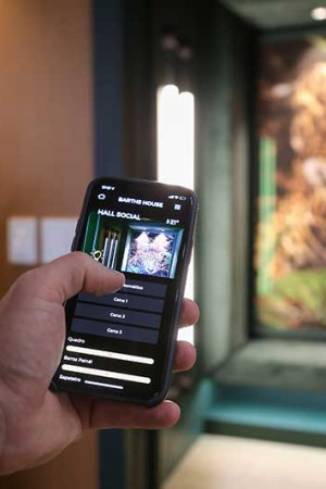 O celular, com os apps de controle de iluminação, cortinas, temperatura e câmeras de segurança, funciona em conjunto com a automação.