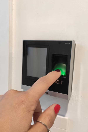 Na área de serviço, o controle de acesso biométrico para entrada e saída dos funcionários.
