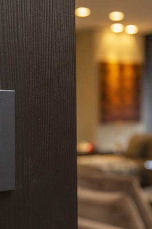 Vários keypads como este servem para acionar as luzes</br> em todos os cômodos