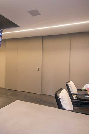 No segundo ambiente, a TV de 65” foi embutida num flap, também acionado pelo controle remoto
