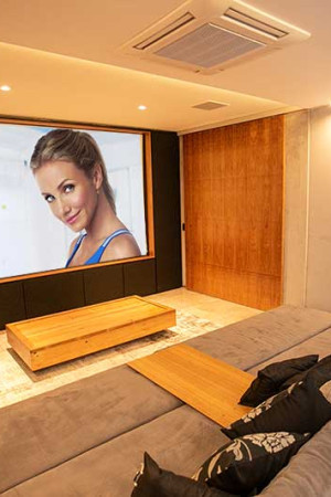 A tela de 160 polegadas funciona em conjunto com o projetor 4K.