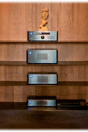 O rack ao lado da tela acomoda três amplificadores de alto padrão.