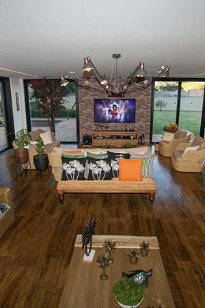 Este é o segundo home theater da casa, com sistema de som (áudio streamer) separado e TV de 75”.