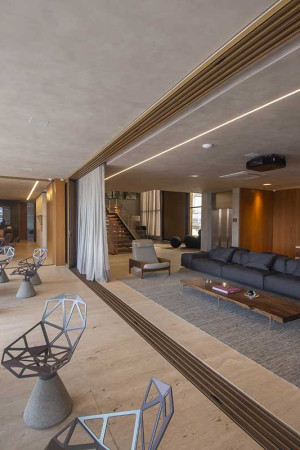 A área externa da casa é conectada à sala principal, com projetor</br> e tela de 133”.