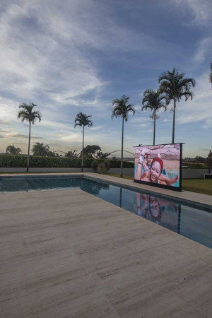 Com seu altíssimo nível de brilho, o painel de LED de 185” permite ótima visualização a distância.