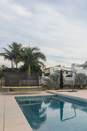 O painel possui sistema de som embutido, com falantes </br>de ampla dispersão.