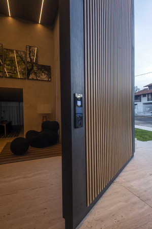 Vista lateral da divisória acústica entre o living e a piscina