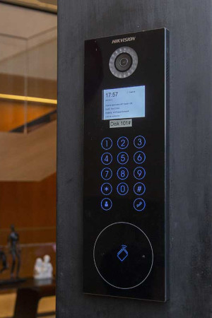 No detalhe, o videoporteiro com câmera e controle de acesso.