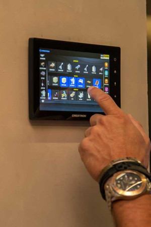 Este é um dos oito painéis de automação da casa, que controlam luzes, ar-condicionado, cortinas e dispositivos de segurança.