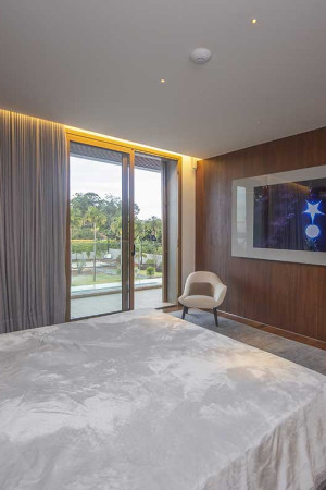 Na suíte master, com TV Espelho de 65”, há oito caixas acústicas distribuídas entre quarto, banho e closets.