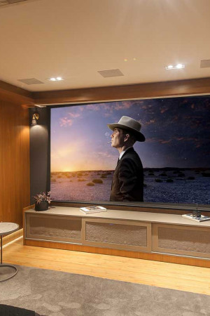 A sala dedicada de 30m2 permite ótimo aproveitamento da tela de 120”