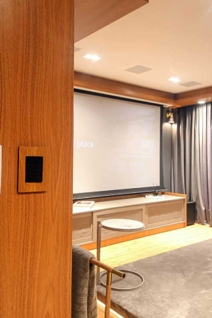 As cortinas, acionadas pelos keypads ou o controle remoto, também ajudam na acústica (veja o vídeo).