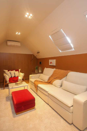Este é o segundo home theater, mais reservado, montado num quarto com teto irregular.