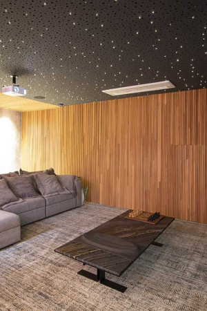 Detalhe do teto iluminado, combinando com spots de luz na parede de fundo.