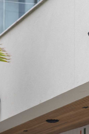 Caixas outdoor como estas foram espalhadas por toda a área</br> externa da casa.