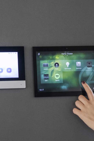 Painéis de parede contendo a programação de todos os aparelhos simplificam o uso da automação.