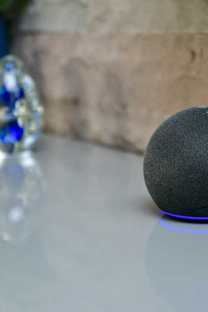 Uma das várias caixinhas Alexa espalhadas pela casa e integradas ao sistema de automação
