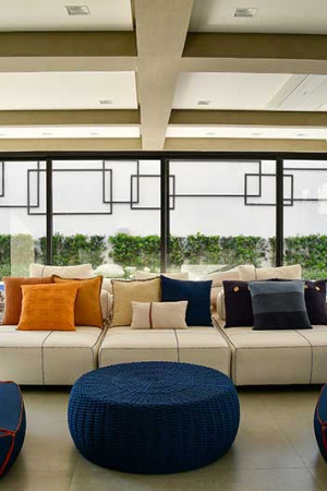 O amplo living, com saída para a piscina, foi sonorizado com </br>caixas de teto.