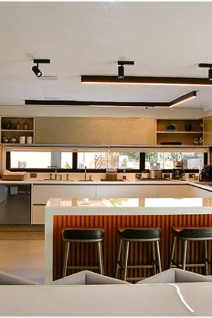 A iluminação no espaço gourmet também pode ser controlada por voz; nos detalhes, as caixas</br> de som ambiente