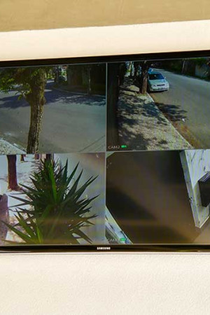 Imagens das câmeras de segurança podem ser vistas nas duas TVs da casa