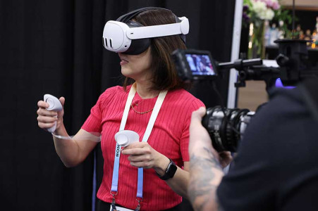 Visitante da CES experimenta um novo óculos de Realidade Virtual demonstrado pela Sony.