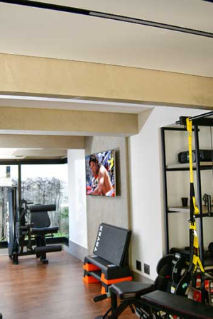 Também a sala de ginástica foi sonorizada e ganhou uma TV