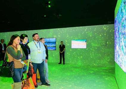 Um salão todo revestido de telas OLED no estande da Samsung fez a alegria dos visitantes.