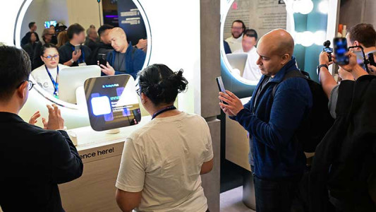 No estande da Samsung, visitante passa por uma “avaliação de pele” nesta tela interativa MicroLED.