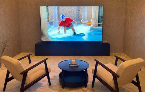 Esta é a TV Neo QLED QN80F, de 115 polegadas, que a Samsung planeja lançar ao longo do ano.