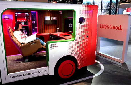 Veículo equipado com processador ThinQ, que se integra a dispositivos webOS, no estande da LG.