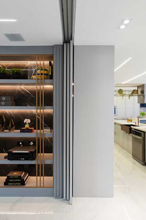 Detalhe das portas de correr que separam os dois ambientes