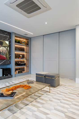 Com as portas fechadas, o home theater ganha privacidade com bom nível de isolamento acústico.