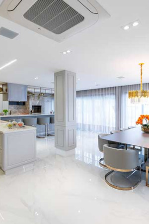 Caixas acústicas de teto, discretas, garantem som ambiente em toda a área social da casa.