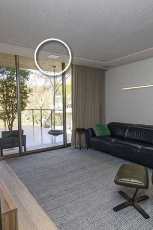 Num outro ângulo da sala, o detalhe de uma das caixas acústicas responsáveis pelo som Atmos.