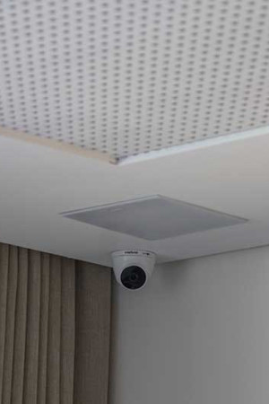 Detalhe do forro acústico e da caixa Atmos embutida no teto
