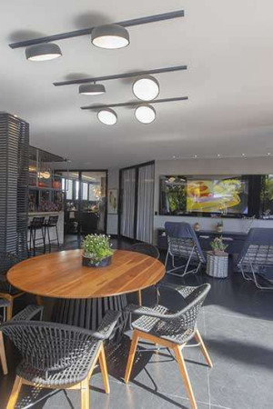 São mais de 50 keypads espalhados pelos vários ambientes, acionando desde as luzes e o ar-condicionado até as câmeras de segurança.