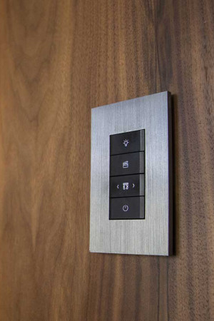 Este é um dos vários keypads, com acabamento luxuoso, espalhados por toda a casa.