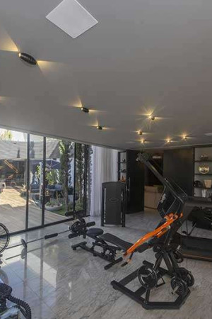 A academia, que dá acesso à área externa, também foi sonorizada, com 6 caixas de teto.