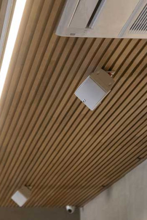 Parte da garagem recebeu esse teto de madeira, com leds, caixas de som ambiente, ar-condicionado e spots de luz.