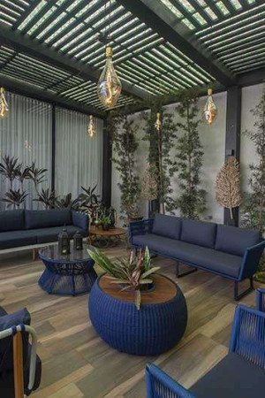 Entre o living e a área da piscina, um simpático gazebo também com som ambiente.